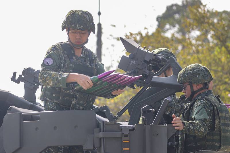 空軍第四聯隊28日執行春節加強戰備操演，演練進入防空緊急程序，35快砲裝載彈藥。中央社記者鄭清元攝