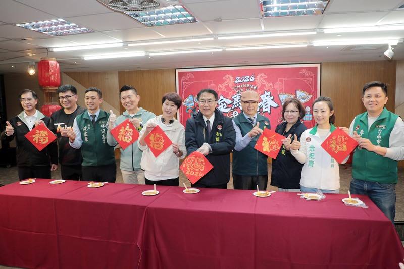 年關將至，台南市長黃偉哲（右5）27日宣布，2026年台南新化年貨大街預定自2月10日起至15日連續6天登場。（台南市政府提供）