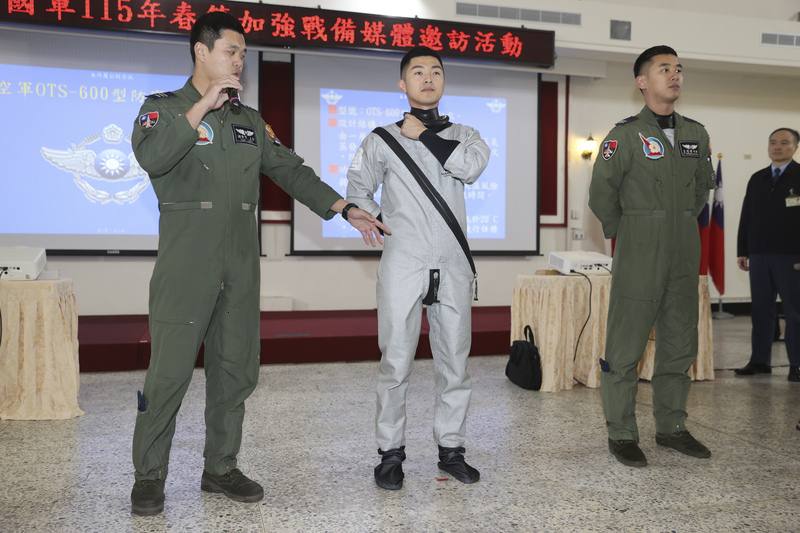 國防部27日舉行民國115年國軍春節加強戰備媒體邀訪活動，空軍在會中介紹「OTS-600型防寒飛行服」，預定3月底發放給全軍飛行員。中央社記者鄭清元攝