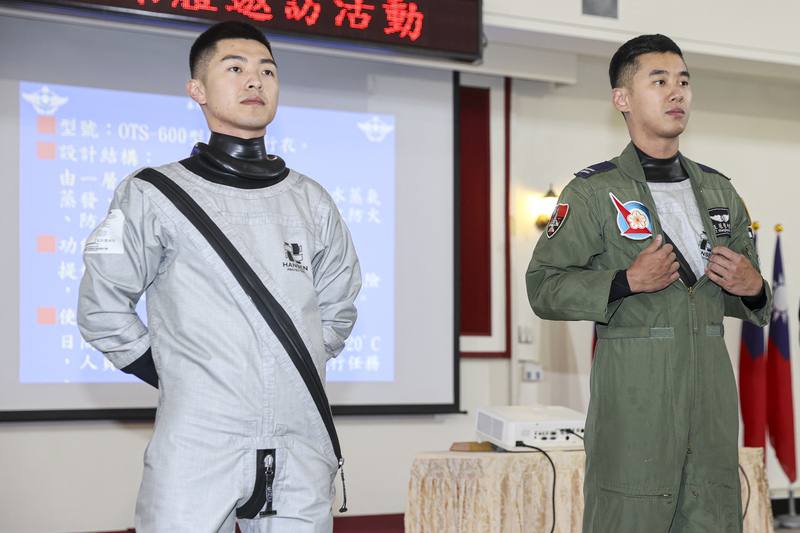 年節將屆，國防部27日舉行國軍春節加強戰備媒體邀訪活動，空軍首度公開新購防寒飛行衣，由防火、防水可透氣布料製造，3月底將完成撥發和教育訓練，飛行員就能穿著防寒衣執行飛行任務。中央社記者鄭清元攝