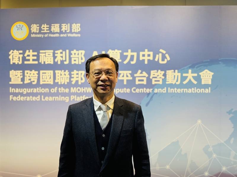 AI浪潮席捲全球，衛福部28日正式啟動高算力中心暨跨國聯邦學習平台，部長石崇良（圖）出席平台啟動大會致詞時點出，AI兩大關鍵在於「算力」、「資料」，但建立「主權」的概念同樣重要