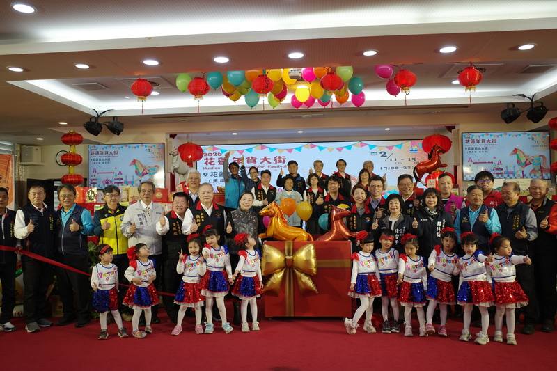 花蓮縣政府28日宣布，2月11日起至15日將在日出大道熱鬧舉辦年貨大街，規劃「人氣商家慶新春」、「五穀豐登備新春」、「百寶萬貨迎新春」及「恭逢伴禮賀新春」4大主題區，讓民眾在充滿遊樂園氛圍的街區中輕鬆選購年貨