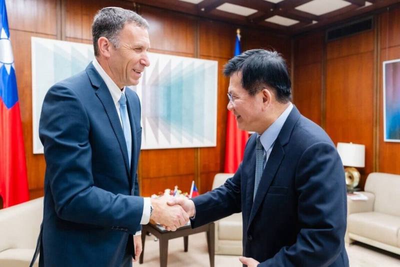 外交部長林佳龍（右）27日接見以色列前宗教事務部長卡漢納（Matan Kahana，左）所率「以色列國防與安全論壇」智庫訪問團。（外交部提供）