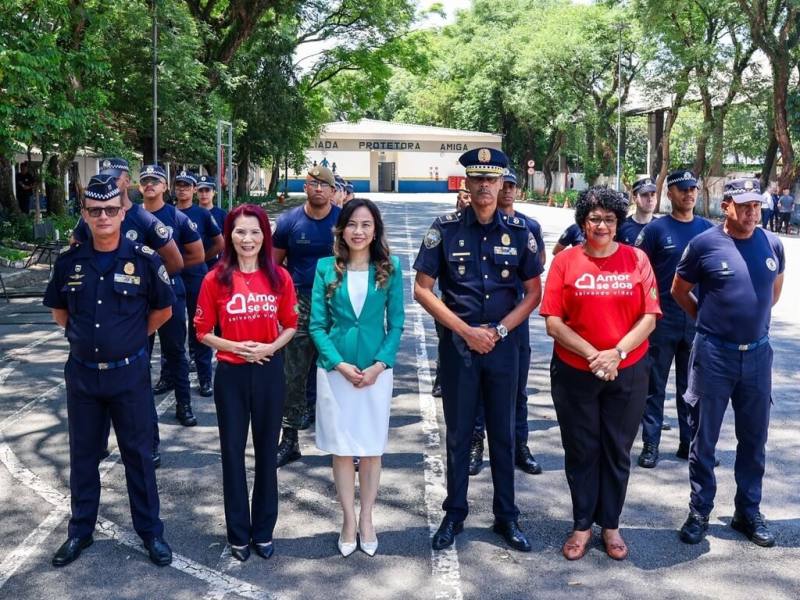 巴西「愛之贈予機構」（Amor Se Doa）27、28日在聖保羅市都會警衛隊（GCM）訓練學院舉辦捐血活動，聖保羅市都會警衛隊副指揮官費柳（前排右3）接待駐聖保羅台北經濟文化辦事處處長朱怡靜（左3）和愛之贈予機構國際執行長支黃秀莉（左2）等人。（支黃秀莉提供）