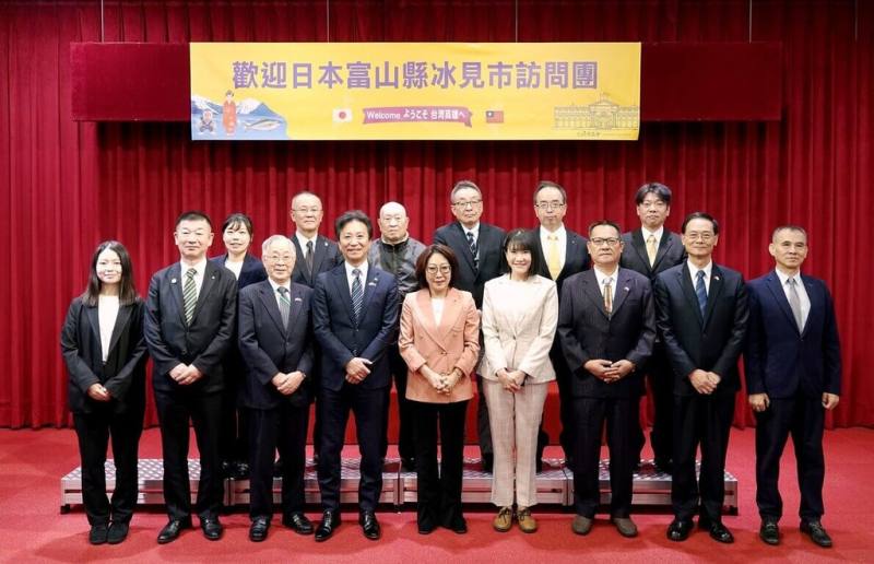 日本富山縣冰見市市長菊地正寬（前左4）28日首度拜訪高雄市議會，議長康裕成（前中）等人熱情接待。（高雄市議會提供）