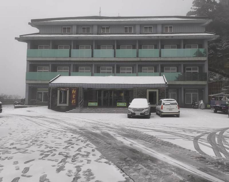 合歡山28日凌晨陸續降冰霰，且有飄夾雪花，上午天氣回暖，已逐漸融化。（林業及自然保育署南投分署提供）