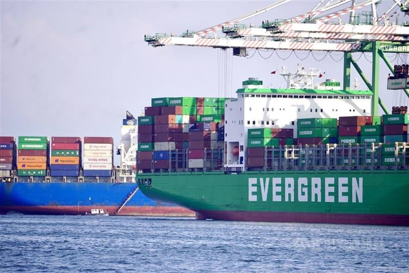 財政部表示，人工智慧（AI）發展激勵基礎設施與硬體需求，以及近期台美關稅談判達成共識，有助維繫外銷動能，預料第1季出口仍有相當成長力道。（中央社檔案照片）