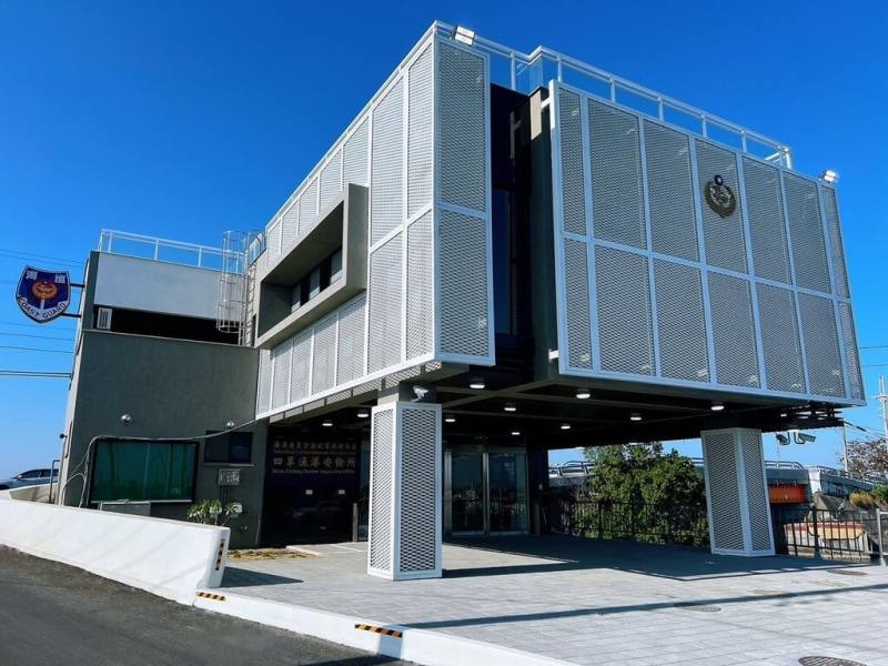 海巡署台南市四草漁港安檢所新建廳舍歷時1年4個月建造完工，兼顧現代化機能與節能減碳的綠建築理念，斥資近新台幣3714萬元，28日落成啟用。（海巡署提供）