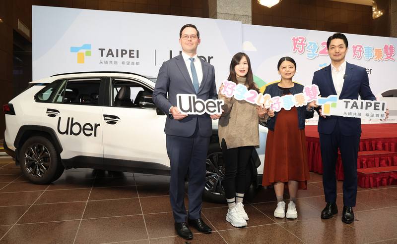 台北市政府與Uber攜手合作，28日在市府1樓大廳舉辦「好孕2U、好事乘雙」合作發布記者會，台北市長蔣萬安（右1）與Uber亞太區公共政策資深總監Mike Orgill（左1）和孕媽咪在Uber專車前合影。中央社記者張新偉攝