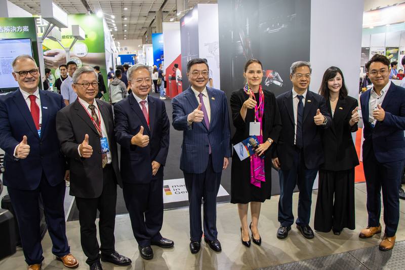 台德經貿持續升溫，雙邊貿易連5年破200億美元。此為德國經濟辦事處首席代表暨處長蘭依樺（右4）與行政院長卓榮泰（左4）共同出席2025台北自動化展德國館。（德國經濟辦事處提供）