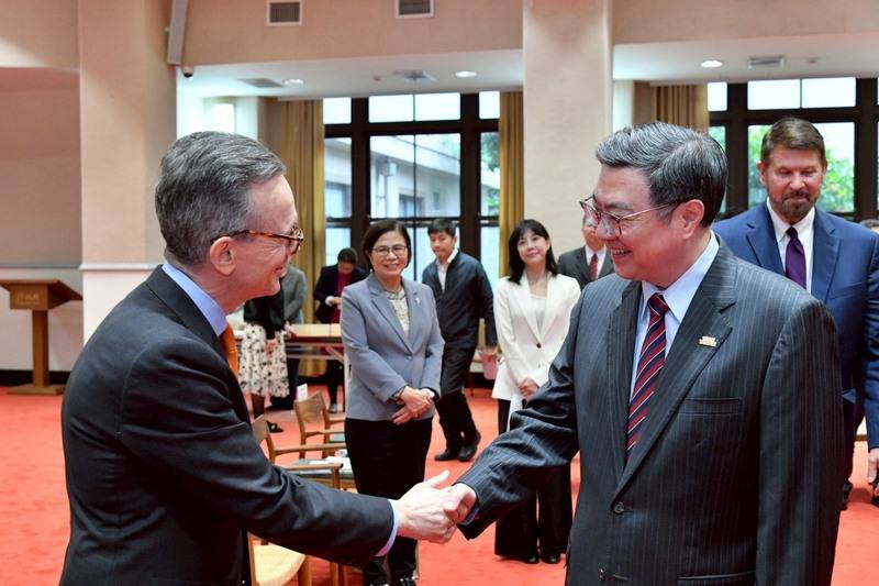 行政院長卓榮泰（前右1）27日接見美國台灣商業協會訪團一行人，指台美近期在對等關稅及半導體待遇上取得實質成果，也有雙向投資等，盼彼此深化合作、共創互惠雙贏。（行政院提供）