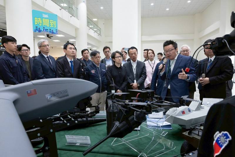 蕭美琴副總統26日前往嘉義縣「亞洲無人機 AI 創新應用研發中心」（亞創中心）進行參訪