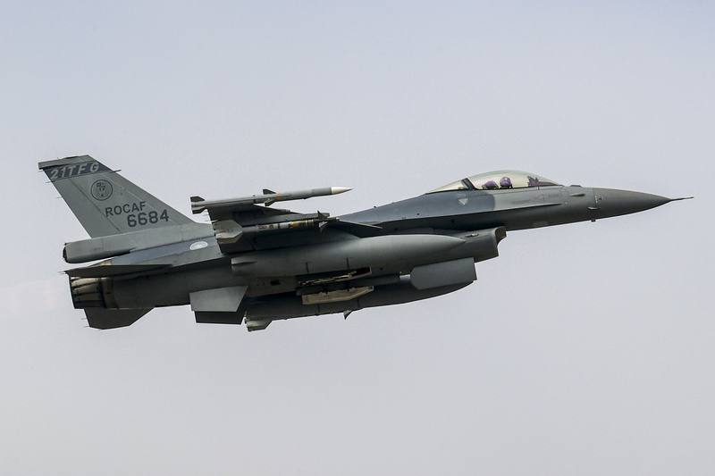 空軍第四聯隊28日執行春節加強戰備操演，空軍飛官陳怡慈上尉操演戰鬥空中巡邏（CAP）任務，成為國內外媒體焦點。中央社記者鄭清元攝