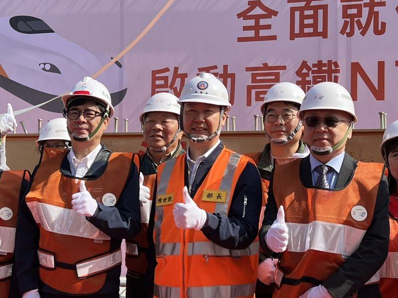 去年台灣高鐵全年旅運首度突破8000萬人次，董事長史哲（右）28日說，首部N700ST新世代列車8月將運抵台灣，待新車全數上線，尖峰運能可提升25%，長遠願景盼增50%。中央社記者黃巧雯攝