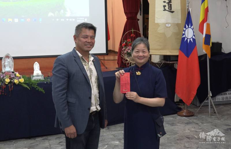 阿根廷臺灣僑民聯合會理事長洪瑞堂致贈禮金