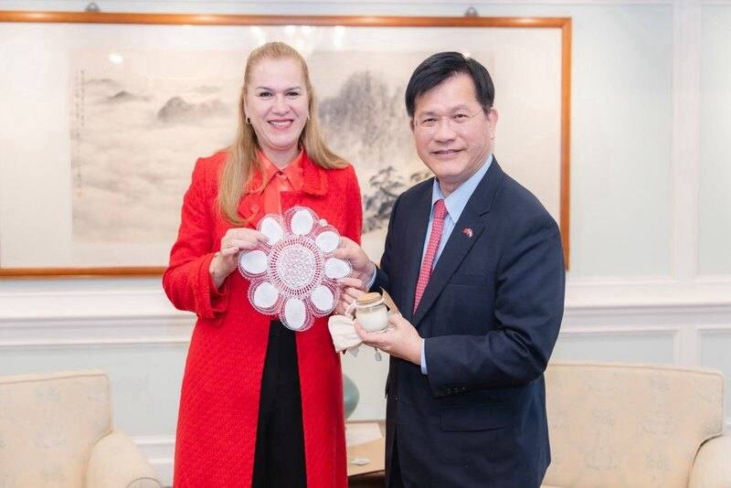 巴拉圭共和國衛福部長芭蘭（María Teresa Barán，左）率團訪台，27日接受外交部長林佳龍（右）午宴，並致贈巴國傳統蜘蛛繡（Ñandutí）。（外交部提供）