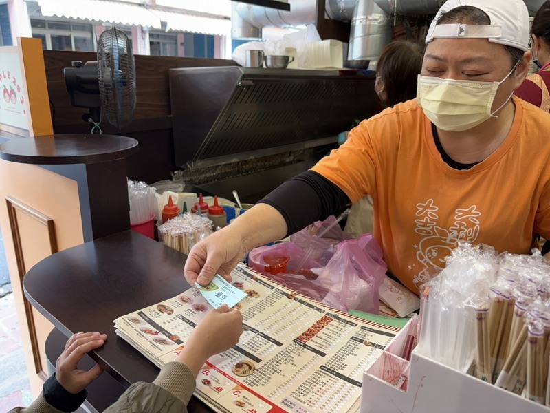 花縣府發放「幸福午食券」保障經濟弱勢學生寒假午餐