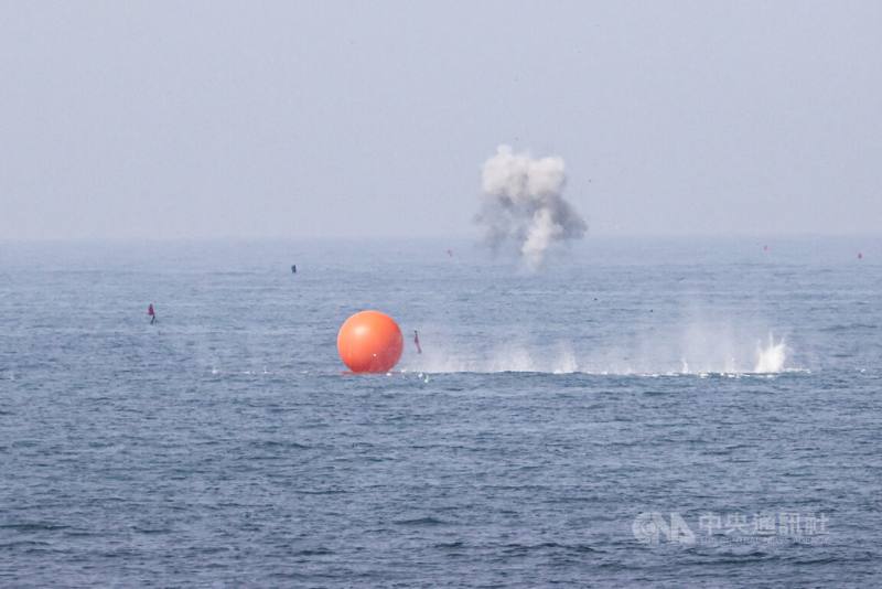海軍29日執行春節加強戰備操演，海軍自岸上發射勁蜂1型攻擊型無人機，模擬攻擊敵方兩棲載具的標靶，補行射擊1架勁蜂1型攻擊型無人機後成功命中海上標靶