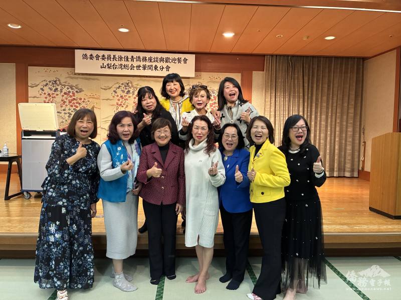 徐佳青與現場世華婦女會員互動熱絡