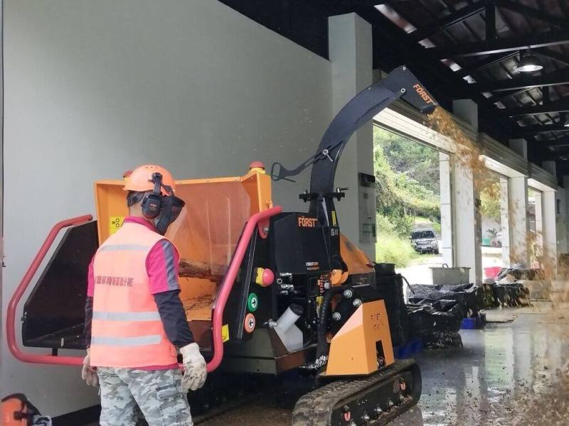 林保署嘉義分署29日指出，奮起湖林業循環利用場域利用阿里山地區森林疏伐後的剩餘資材作為原料，轉換成可再利用的產品與資源。（林保署嘉義分署提供）