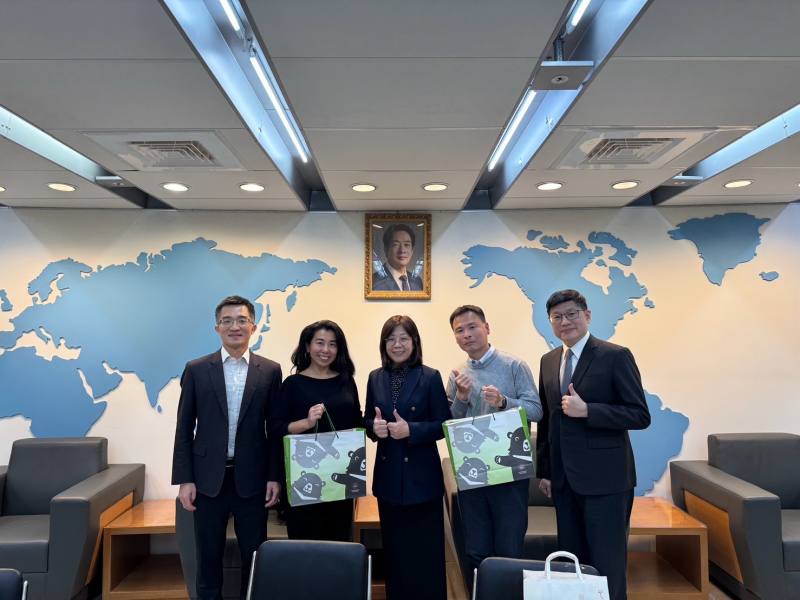 僑教處林季蓉處長(中)致贈紀念品予橫濱中華學院陳主任(右2)及李老師(左2)