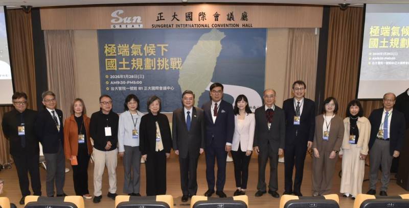 活動合影_中間卓院長、左起徐燕興副所長、賴建信次長、潘一如總監、林政豐委員、蔡玲儀署長、余範英董事長、彭啓明部長、李慧芝發言人、許晃雄教授、林子倫主任、陳玉雯總經理、郭瓊瑩理事長、林秉勳分署長