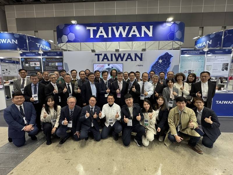 全球奈米科技領域年度盛會「國際奈米科技綜合展與技術會議」28日在東京盛大揭幕。台灣今年持續設立「台灣主題館」，展現在奈米材料與應用技術的研發實力，駐日代表李逸洋（第二排中）與台灣主題館團隊合影。（駐日代表處提供）