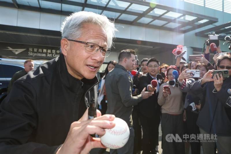 輝達執行長黃仁勳（前左）29日抵達台灣，此行預計參加輝達台灣尾牙。圖為黃仁勳親切地為現場守候的粉絲簽名