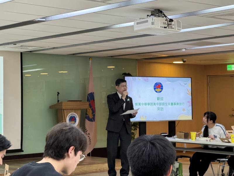 僑生處梁崇偉專員宣導本會僑生政策及僑生獎學金