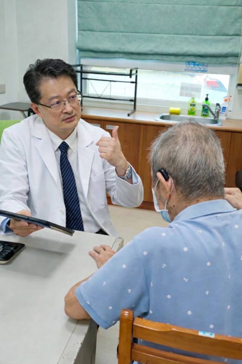 台北榮民總醫院成立「遠距醫療暨雲端照護中心」，與800床規模的板橋榮家合作，並由中心主任張世霖（左）領軍義診，為榮民進行心血管健康篩檢