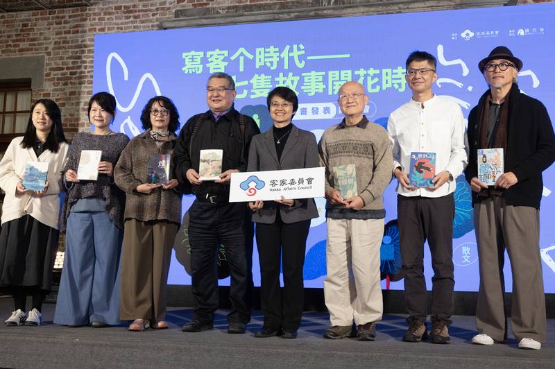 客委會與鏡文學合作辦理客語文學作家創作計畫，28日在樹心會館舉行7部客語文學作品發表記者會，形式包含紙本、電子書與有聲書，客委會主委古秀妃（右4）出席並與7名作家高翊峰（右起）、甘耀明、李旺台、張郅忻（左起）、羅思容、張芳慈、吳鳴同台合影。中央社記者趙世勳攝