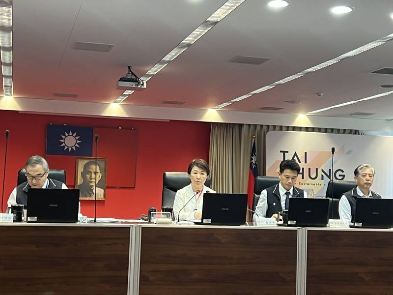 台中市政府28日召開道路交通安全督導會報，由市長盧秀燕（左2）主持。盧秀燕表示，農曆春節將至，如何讓市民安心過好年很重要，期許大家多費心加強整備。中央社記者郝雪卿攝