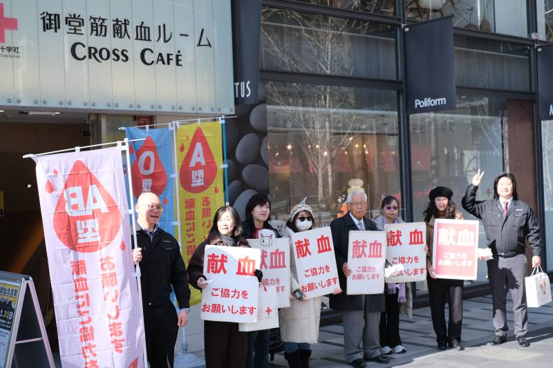 日本台灣青年在人來人往的大阪市御堂筋呼籲民眾捐血