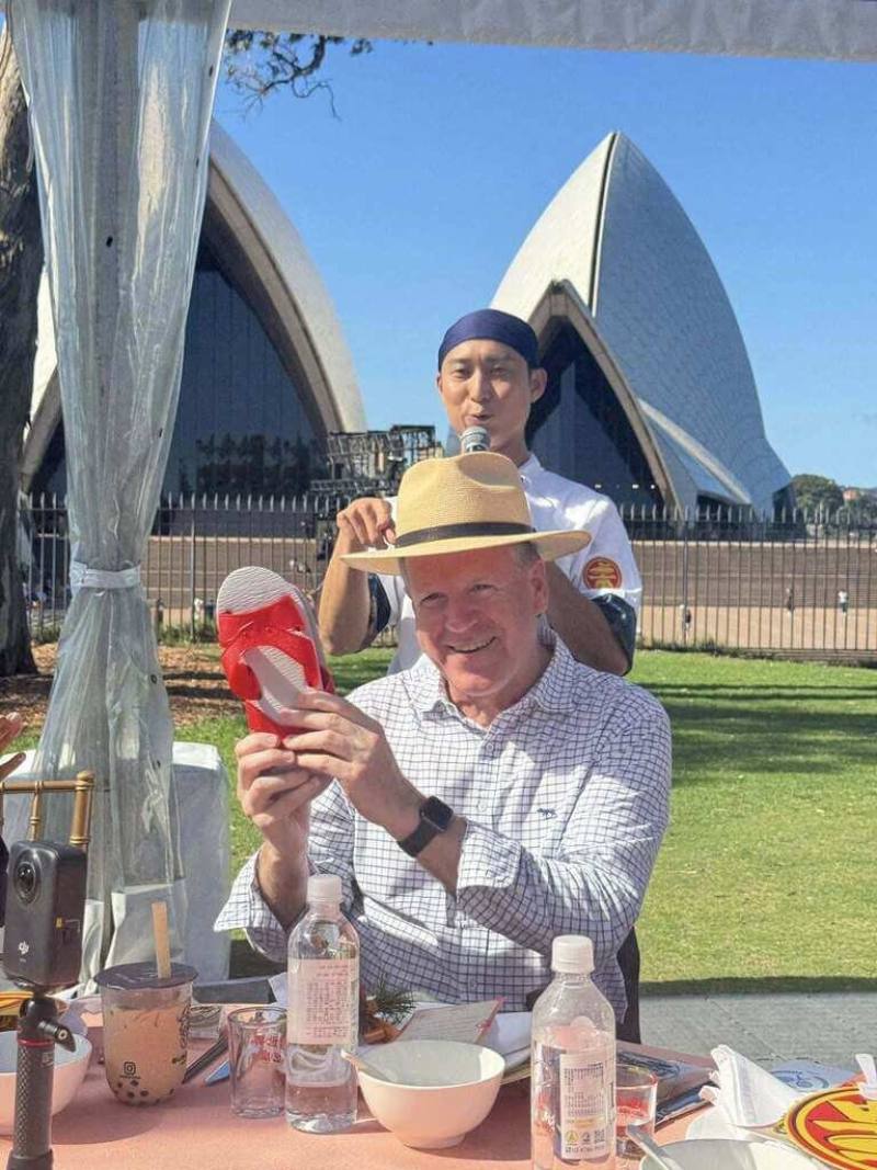 藝人浩子（後）以英文主持節目「請世界吃桌」，為在雪梨歌劇院用英文主持尾牙，浩子每天收工回家後仍挑燈夜戰苦讀英文、勤做筆記。（三立提供）