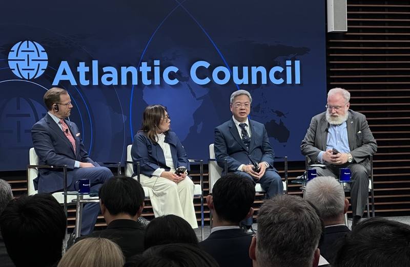 經濟部長龔明鑫（後排右2）28日出席華府智庫「大西洋理事會」座談，討論台美經濟合作。中央社記者侯姿瑩華盛頓攝