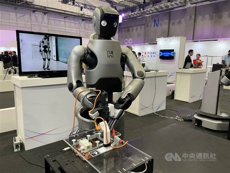 研調機構集邦科技最新固態電池調查指出，人型機器人發展於2026年來到商用化的關鍵點，作為能量補給的電池更加受重視，未來對長續航、高負荷工作的要求增加，或將促使具高能量密度的固態鋰電池接棒，成為主流方案。（中央社檔案照片）