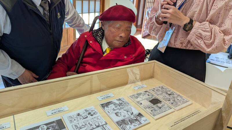 國家漫畫博物館籌備處28日在台中舉行「壘上有人：台灣棒球漫畫的全力一擊」特展開幕記者會，高齡91歲漫畫家劉興欽（紅衣者）也親自到場觀展。中央社記者王寶兒攝