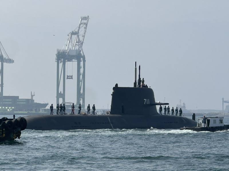 潛艦國造原型艦海鯤艦29日首度潛航測試，上午10時許在層層戒備下出海，潛艦上可見多名國軍人員