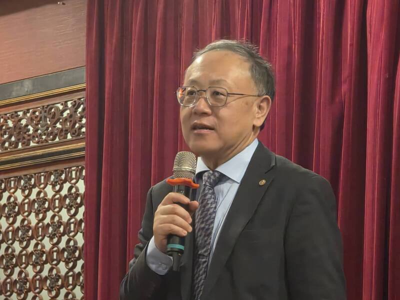 台灣高鐵2027年將迎接營運20週年，台灣高鐵董事長史哲表示，2025年合併營收達新台幣546.4億元，已創下新高，運量成長更快於預期，2025年運量首度超過8000萬人次，預估約在2032年，年度運量將達到1億人次