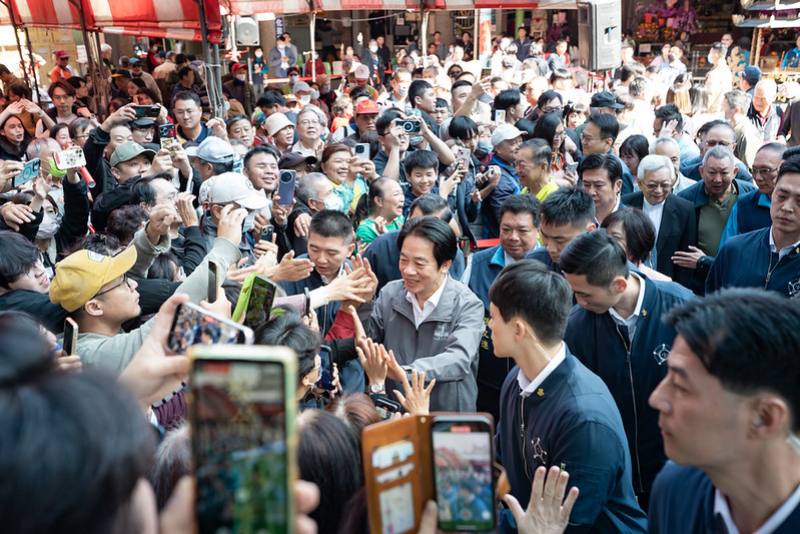 總統與民眾熱情互動