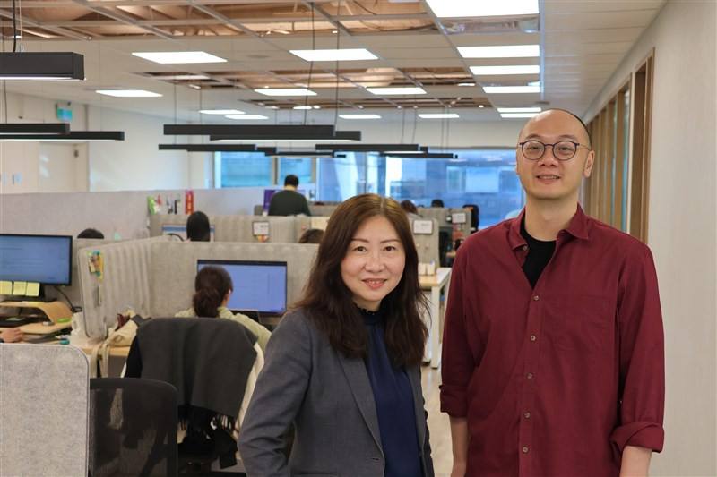 Hsieh Chia-yi, head of the National Development Council’s Department of Human Resources Development (left), and Jonathan Liao, managing director of the International Talent Taiwan Office (right), at the Taipei branch of the International Talent Taiwan Off