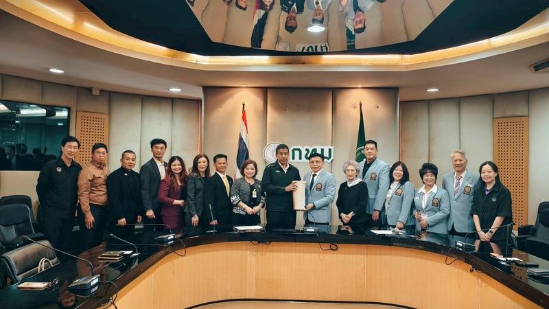 泰國台僑與台商27日拜會曼谷市長查察（右8），並針對泰國台商會的組織發展、台泰經貿合作及未來交流方向，進行深入介紹與意見交流，氣氛熱絡。（何素珍提供）