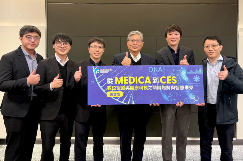 工研院舉辦「從 MEDICA 到 CES：數位醫療與健康科技的關鍵趨勢與智慧未來研討會」，由產業科技國際策略發展所資深研究團隊與產業專家主講，解析兩大國際指標展會，勾勒全球醫療產業的最新發展脈動。圖左起為工研院產科國際所分析師王嚴璋、工研院產科國際所分析師邱柏傑、工研院產科國際所組長吳信茂、工研院產科國際所所長林昭憲、久浪智醫執行長陳冠宇、神經元科技執行長楊鈞程。