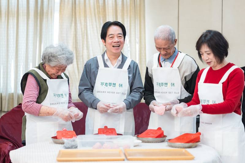 賴清德總統29日午間前往臺中出席弘道老人福利基金會「寒冬助老拜早年陪伴獨居長輩圍爐」活動