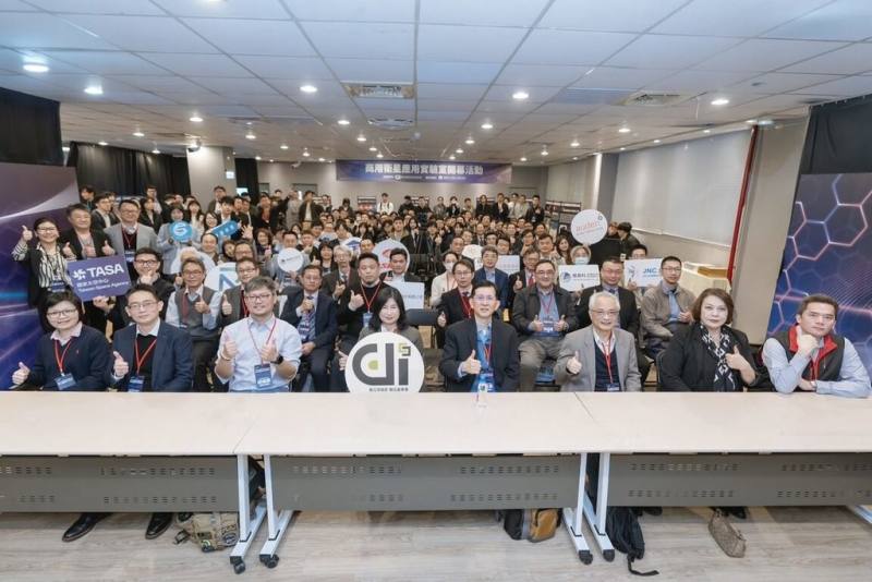 數位發展部數位產業署於1月29日正式啟動台灣首座「商用衛星應用實驗室」。（數位發展部提供）