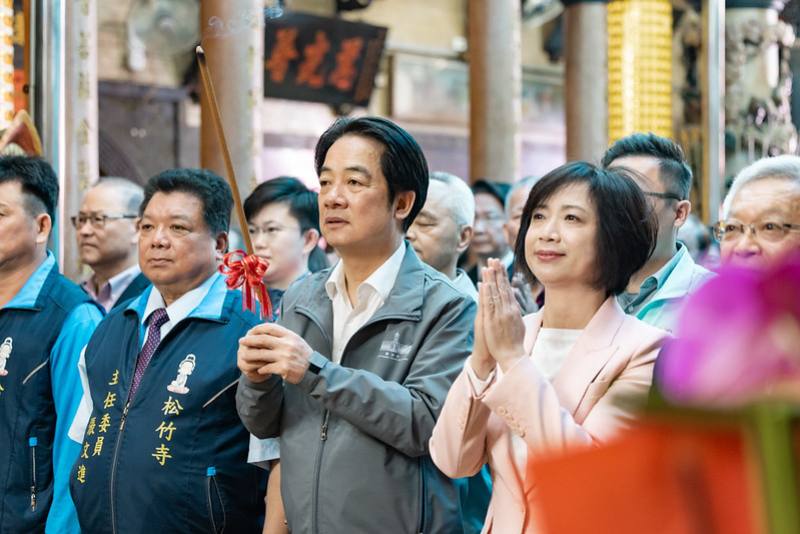 總統前往「松竹寺」參香祈福