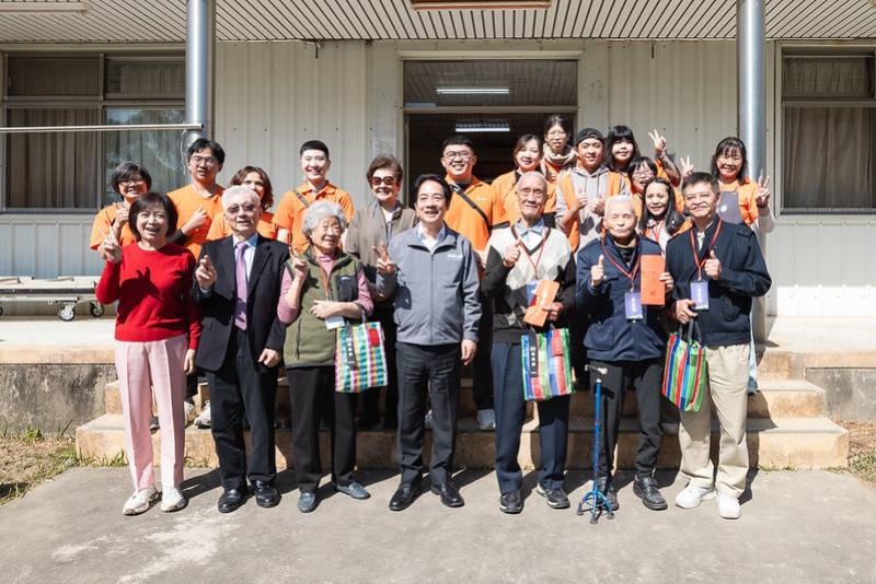 總統出席弘道老人福利基金會「寒冬助老拜早年陪伴獨居長輩圍爐」