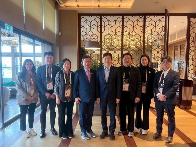 新上任的中華奧會主席蔡家福（左4），近日率團赴烏茲別克參加「第46屆亞洲奧林匹克理事會（OCA）」會員大會，持續深化中華奧會與亞洲體壇的互動與連結。（中華奧會提供）