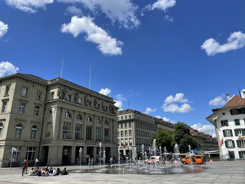 由於全球安全威脅情勢持續升高，歐洲周邊地緣政治風險加劇，瑞士聯邦議會計劃在2032年前逐步提高國防預算。圖為瑞士聯邦議會前廣場噴水池，攝於2025年5月。