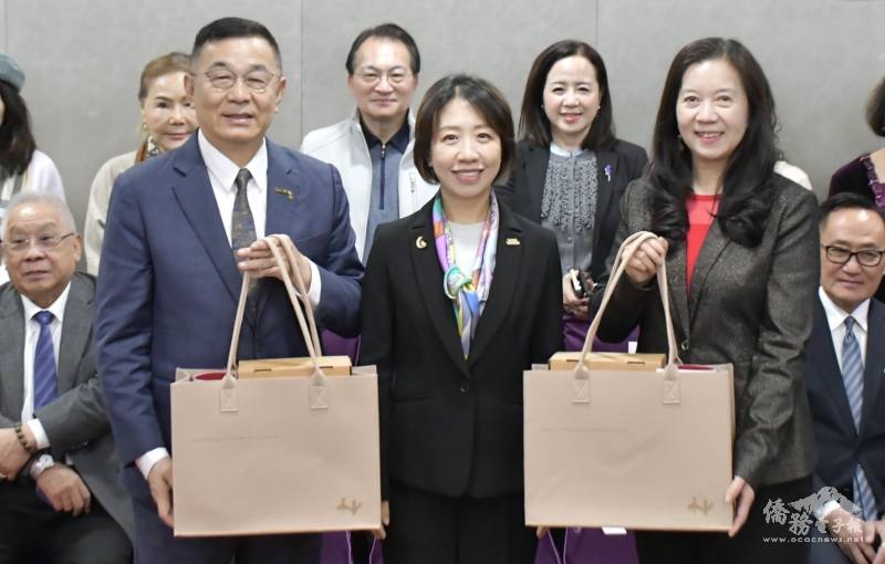 李姸慧致贈紀念品予華僑協會總會理事長林齊國（左）、華僑救國聯合總會（右）